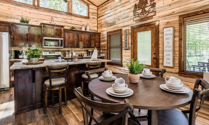 Broken Bow Cabin | Calvert's Copper Cabin, Cozy cabin! Hot tub, Free Firewood, Fireplace!