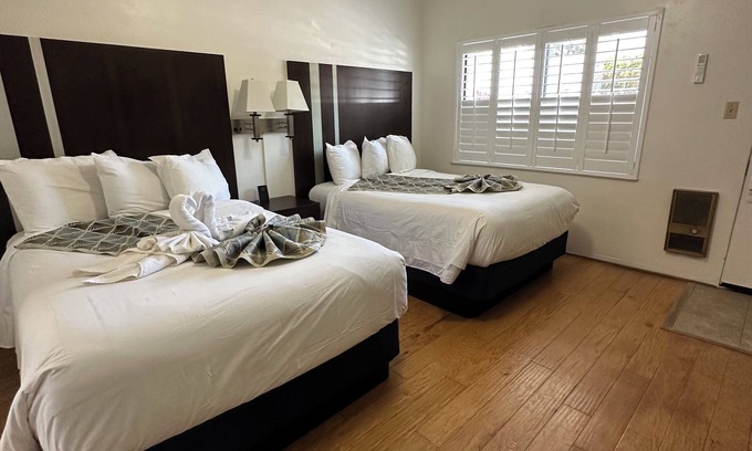 Cambria Hotel | Cambria Palms Motel