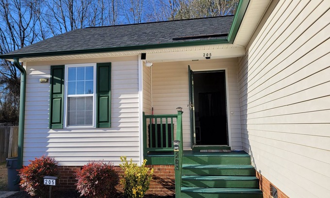 Garner House | Cambridge of Corolina in Clayton/Garner/40/42 Raleigh Area with WiFi & King Beds