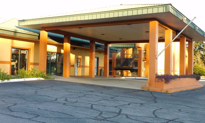 Camilla Hotel | Camilla Inn & Suites