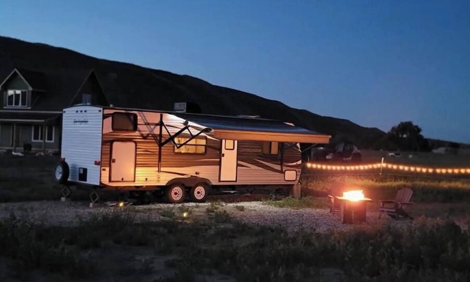 Cody House | Camper at Mountain Haven-WiFi/AC/outdoor fire pit/grill/hammocks/picnic table