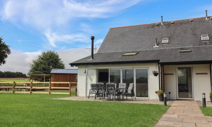 Watchet Cottage | CAMPION COTTAGE, pet friendly, with open fire in Roadwater