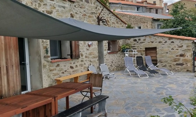 Taulis House | Can Poujol, enjoying the sun with friends and family in a peaceful setting