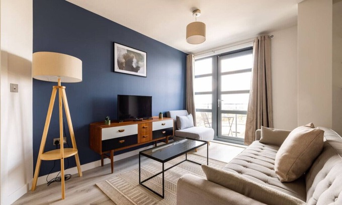Canonbury Apartment | Canal-Side Apartment in Islington