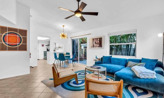 Park East House | CandyPop Retro Retreat - 2BD/2BA Near Downtown SRQ