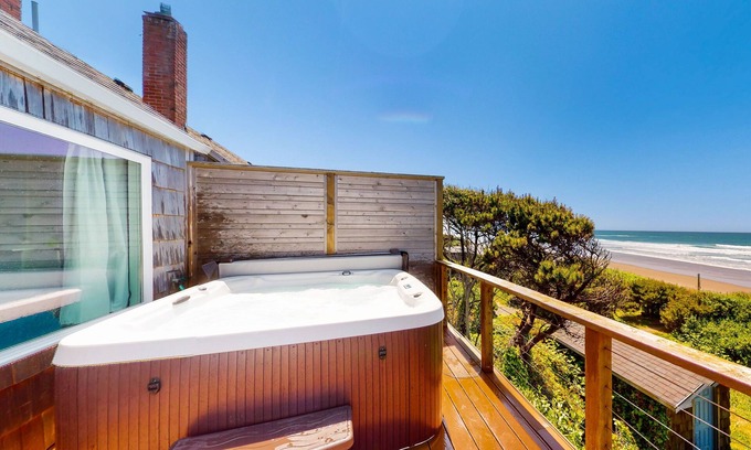 Waldport Cottage | Cape Cod Cottages 4: Oceanfront with hot tub!