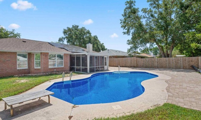 Ono Island House | Capt Booty’s Pool & Pet Friendly Pirate House! Near Johnson Beach & Perdido Key!