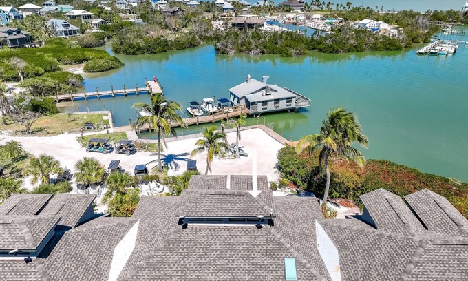 Safety Harbor Club House | CAPTAIN JACKS -LOOK NO FURTHER - THIS IS TRUE LUXURY! 6 P GOLF CART; POOL; SLIP