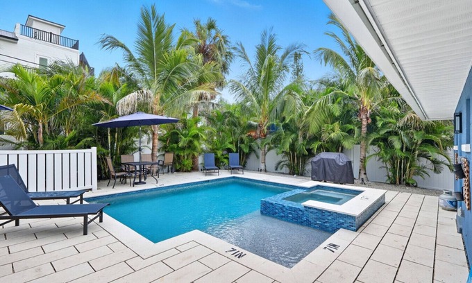 Ilexhurst House | Captain`s Quarters! Bungalow steps from the beach!