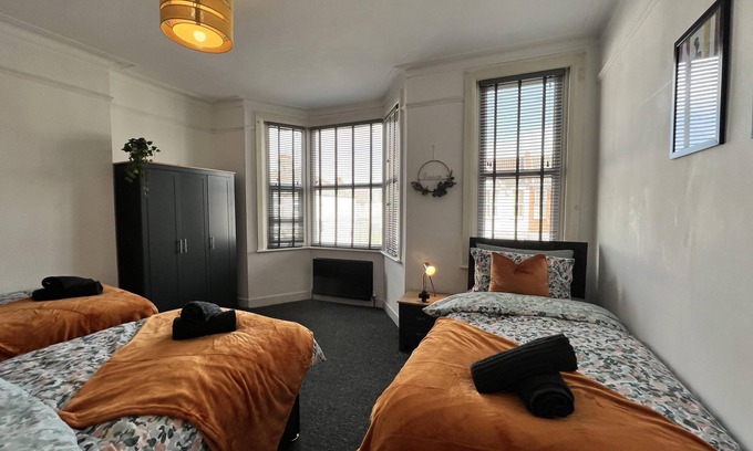 Southend-on-Sea House | Captivating 2bed House in Southend Pet Friendly!