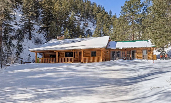 Lyons Cabin | Captivating Rustic Log Cabin with Seasonal stream close to Estes Park and RMNP