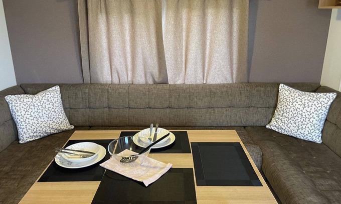 Clacton-on-Sea Cabin | Caravan - Sleeps 10 - Pet friendly - Parking