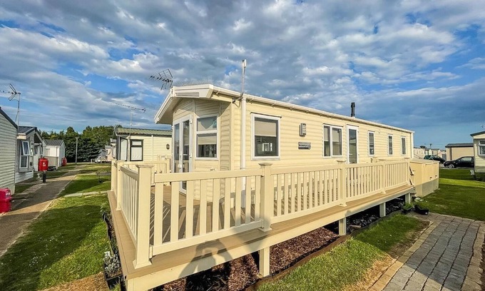Clacton-on-Sea House | Caravan with decking and free WiFi at Seawick Holiday Park ref 27214SW
