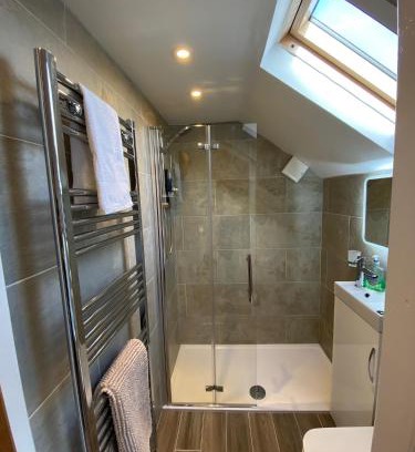 Llandaff North House | Cardiff Coach House with Hot Tub & Log Fire