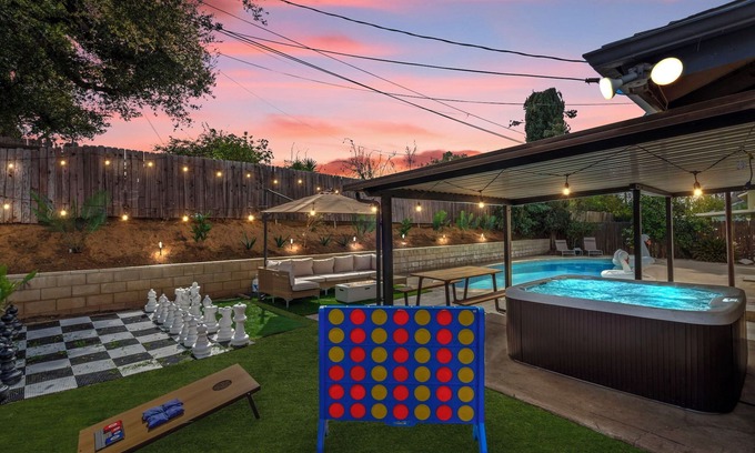 Eastside House | Carlton Serenity, Jacuzzi, Pool, BBQ, Games, Arcade, Fire Pit, 2 King Beds, Golf
