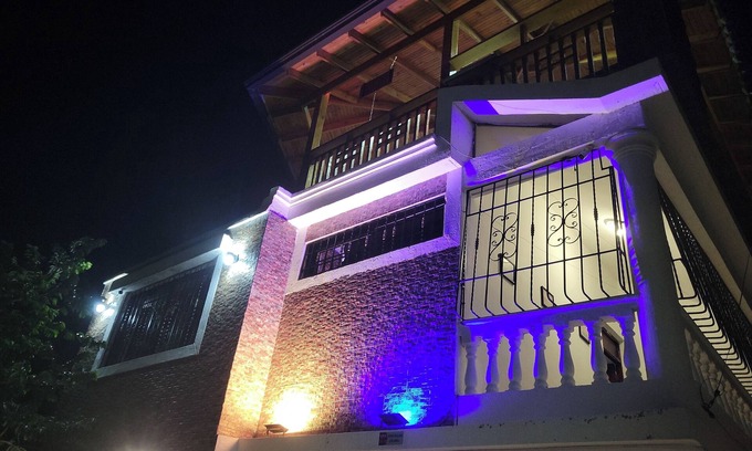 La Vega House | Carnival-Inspired Retreat with Valley Views – La Vega, DR