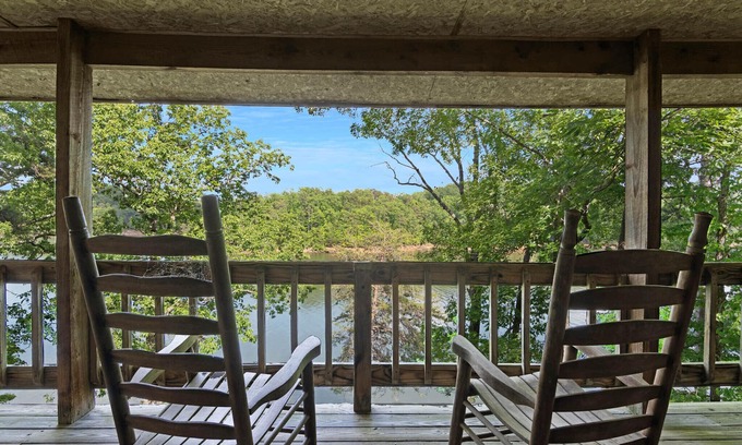 Ellijay House | Carters Lake Lakeside Log Cabin #3 includes free boat slip at the Marina