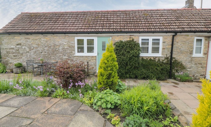 Scawton Cottage | CARTWHEEL COTTAGE, romantic, character holiday cottage in Yearsley
