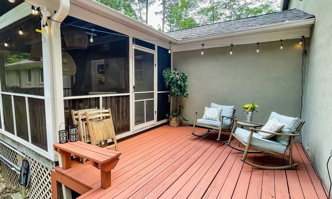 Cary House | Cary Stylish home with pool and jetted tubs. 6 beds, sleep 12