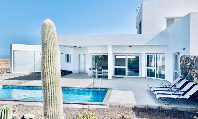 Tindaya Villa | Casa Achaman - Contemporary style villa with outstanding views