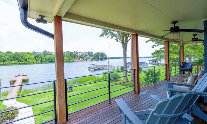 Chapin House | Casa Azul - Lake Murray - Close in - Spa like bath