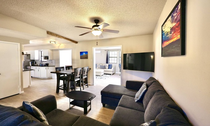 Mesilla Park House | Casa Capri! Minutes to NM State University & Historic downtown Mesilla.