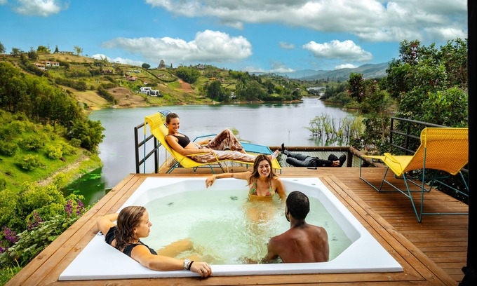 El Penol House | Casa Chévere - Vibrant & Fun Lakeside Oasis