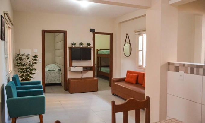 Barreiros House | Casa com Wi-Fi e ótima localização em São José/SC