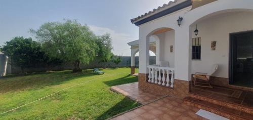 Chipiona House | Casa con jardin privado en primera linea de playa