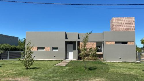 General Roca House | Casa con pileta y parrilla en barrio privado, 2 dormitorios