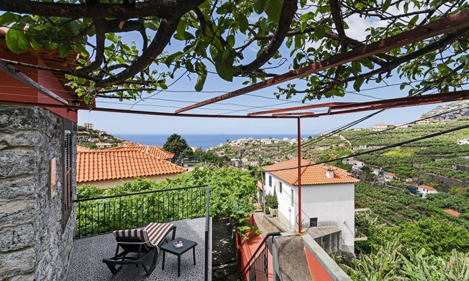 Camara de Lobos Cottage | Casa da Aldeia, smell the aroma of grape harvest