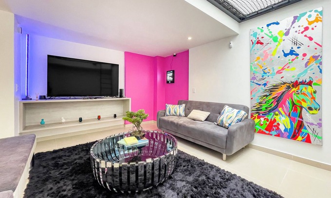 Calle 100 House | ♛Casa de Heroes. Artsy & Authentic nearby Zona T♛n