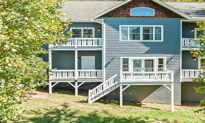 Lake Junaluska House | Casa De La Mijenta - Spacious 5-bedroom Modern Lodge in npeaceful Lake Junaluska