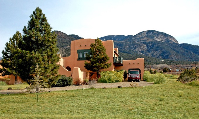 Arroyo Seco House | Casa del Lujo Open Floor Plan Great Mountain Views pool tennis Hot Tub wi-fi