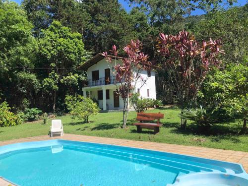 Nova Friburgo House | Casa em Friburgo com piscina lareira suíte & quarto