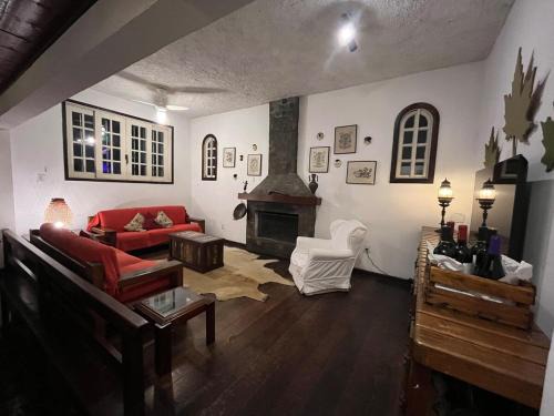 Nogueira House | Casa em Itaipava Piscina Lareira e Pet Friendly