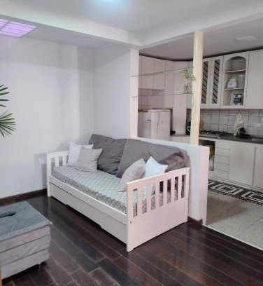 Xaxim House | Casa em rua de comércio em Ctba