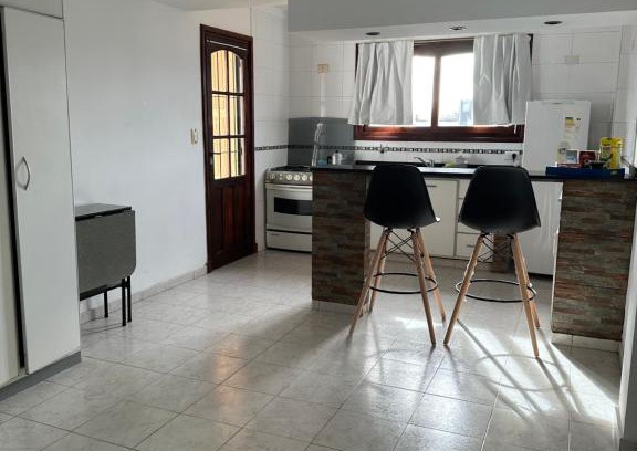 Punta Mogotes Apartment | Casa grande, cómoda y luminosa con terraza, balcón y parrilla, hasta 6 huéspedes