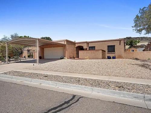 Taylor Ranch House | Casa Herradura Near Petroglyphs