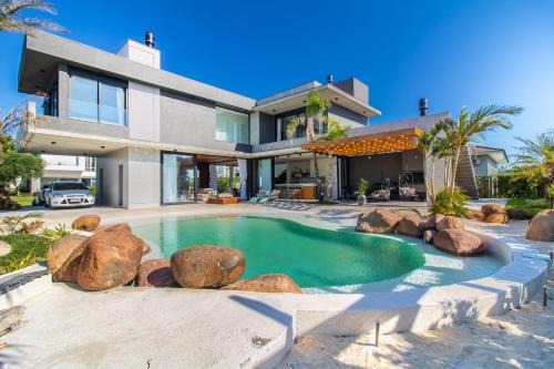 Osorio House | Casa incrível c/spa e praia artificial particular!