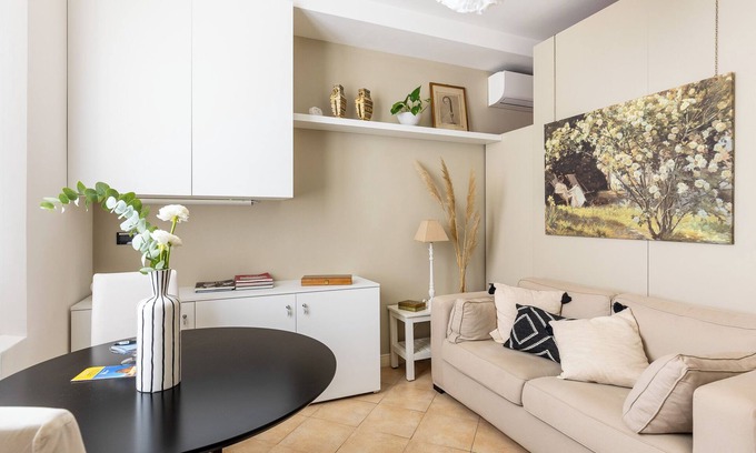 Historic Center Apartment | Casa Letizia ONE elegant romantic downtown apartment at the Two Towers