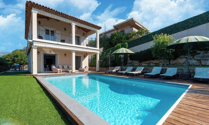 Montaleigne Villa | CASA-Mathilda luxueuse villa moderne avec piscine