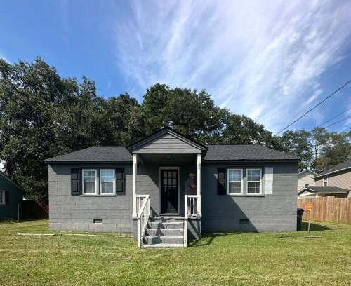 Raeford House | Casa Minimal Cottage Pet Friendly with Fenced Yard