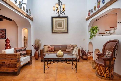 Colonia San Antonio House | Casa Mona Lisa, a short, level walk to the cathedral