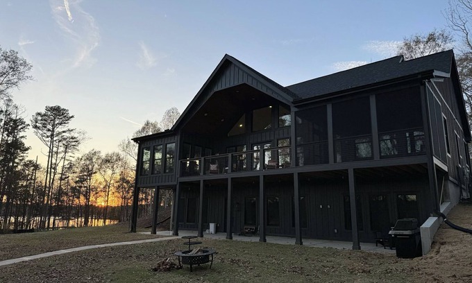 Seneca House | Casa Negra Clemson - 5 Bed Lake Home - 9 mi from Clemson - Pickleball court n
