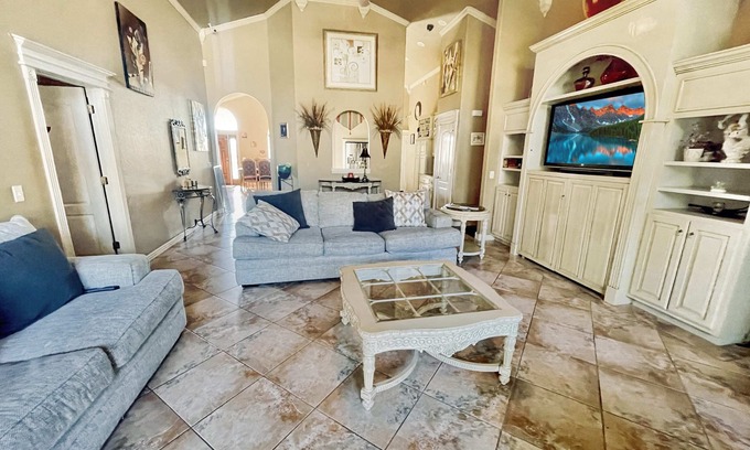 Springdale House | Casa Oasis Extra Large home. Centrally located.