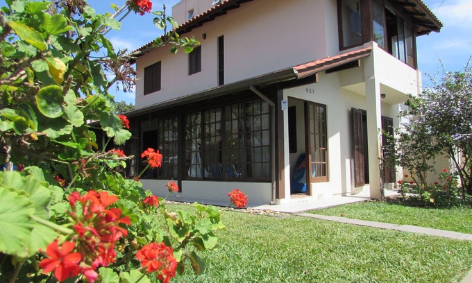 Ingleses Centro House | Casa Praia Gaivotas 100m from the sea, with large garden.