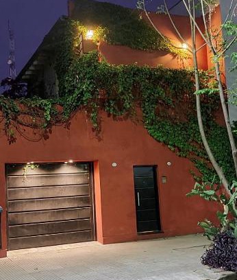 Comuna 15 House | Casa Roja. Oasis Urbano