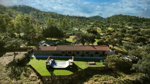 Llerena House | Casa Rural con skatepark y piscina " La Quijada del Lobo "