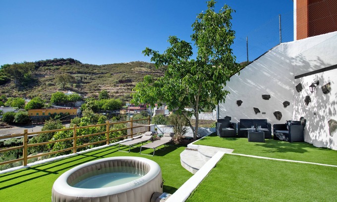 Vega de San Mateo Ski Chalet | 'Casa Tito Y Teresita' with Sea View, Private Terrace and Wi-Fi